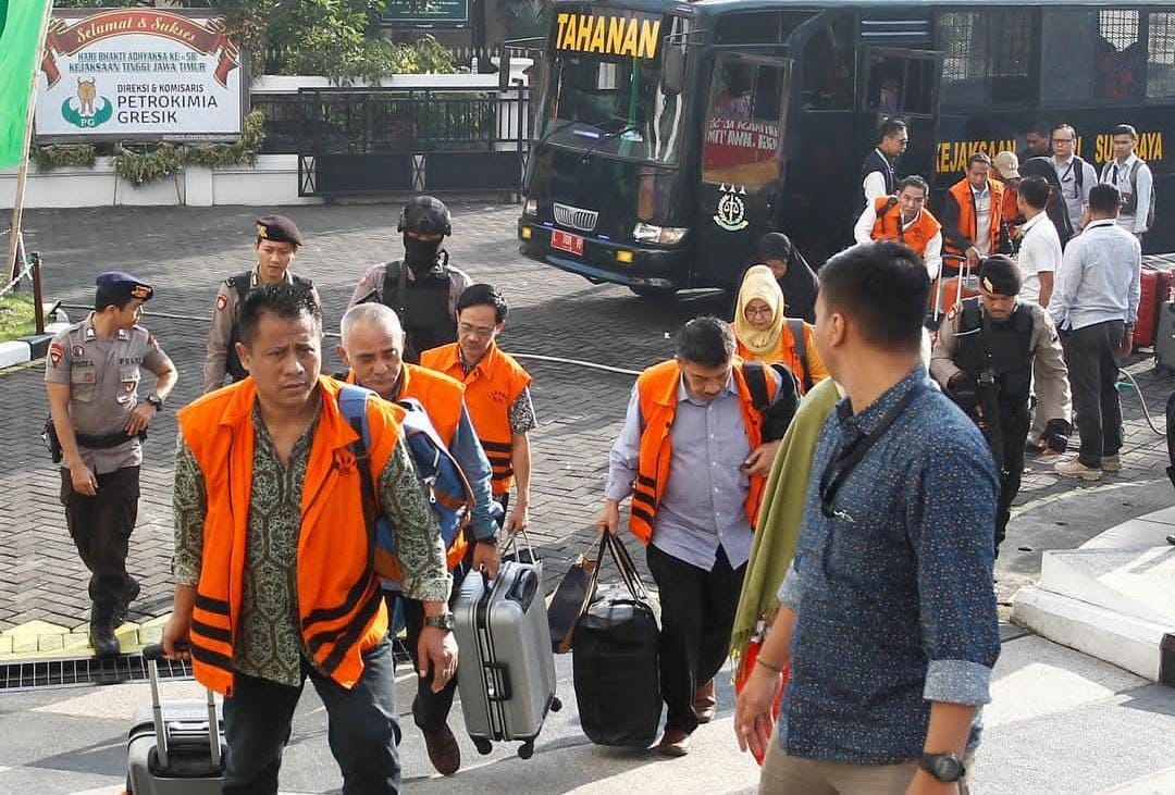 Para tahanan KPK menggunakan rompi orange. (Jawa Pos)