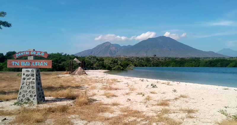 HENING: Pemandangan gunung dan laut yang ada di lokasi kawasan Taman Nasional Baluran di Desa Sumberwaru, Kecamatan Banyuputih, Situbondo, Selasa (2/7).