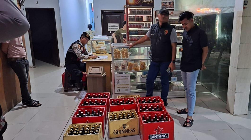 SITA MIRAS: Anggota Polres Situbondo mengamankan ratusan minuman keras (miras) di salha satu hotel, kecamatan banyuglugur, Rabu malam (3/7).
