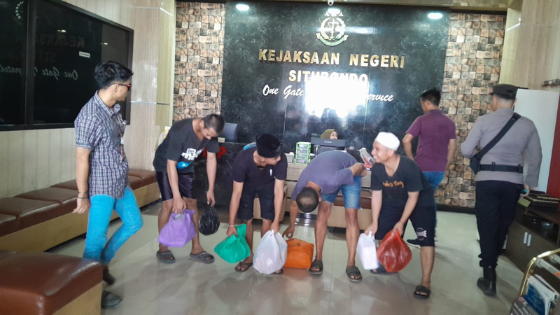 DITAHAN: Tiga tersangka dan satu penadah penggelapan kosmetik dilimpahkan ke Kajaksaan Negeri (kejari) Situbondo, Kamis (4/7).
