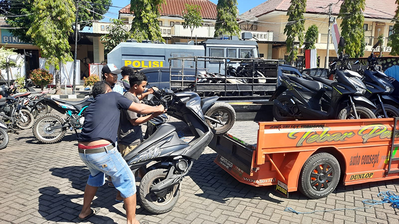 UNGKAP KASUS: Anggota Resmob Satreskrim Polres Situbondo menurunkan barang bukti (BB) sepeda motor di halaman Polres Situbondo, Jumat (5/7).