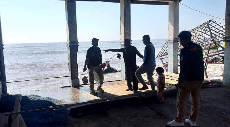 TINJAU KERUSAKAN: Tim Taruna Siaga Bencana (Tagana) Dinas Sosial (Dinsos) Situbondo, mendatangi lokasi banjir rob di pinggir pantai Desa Landangan, Kecamatan Kapongan, Jumat (5/6).