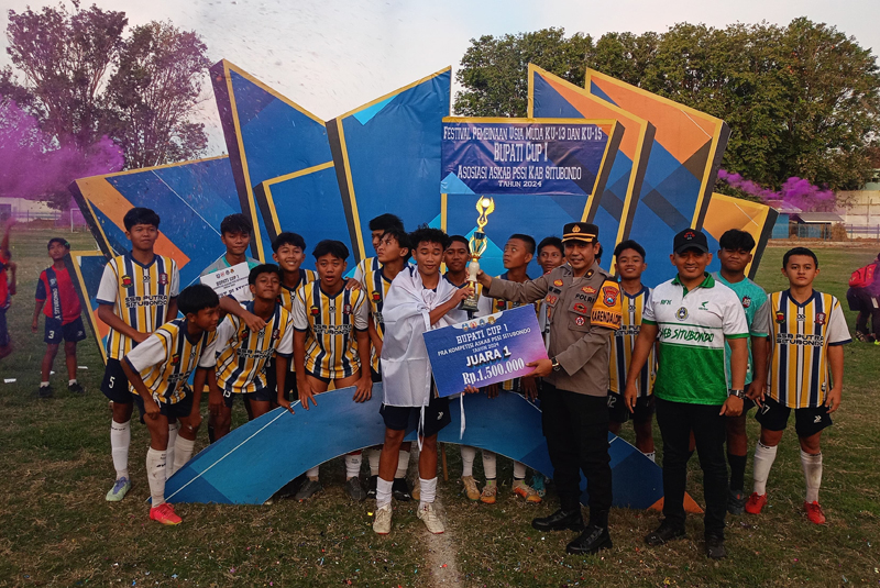 JUARA: Kapten KU 15 SSB-PS menerima piala dan piagam penghargaan dari Polres Situbondo di Stadion Gelora Mohammad Saleh, Sabtu (6/7) lalu.