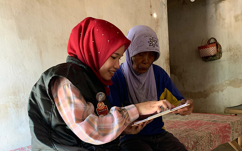 DICEK LANGSUNG: Petugas pantarlih melakukan coklit di salah satu rumah warga yang ada di Desa Sumberkolak, Kecamatan Panarukan, Situbondo, Selasa (9/7).