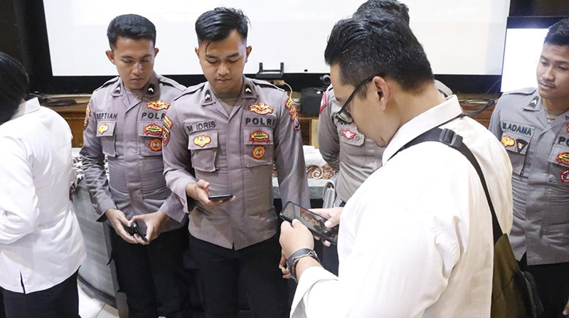 ANTISIPASI DINI: Tim Propam Polres Situbondo melakukan pemeriksaan terhadap anggota Polres Situbondo, Selasa (9/7).