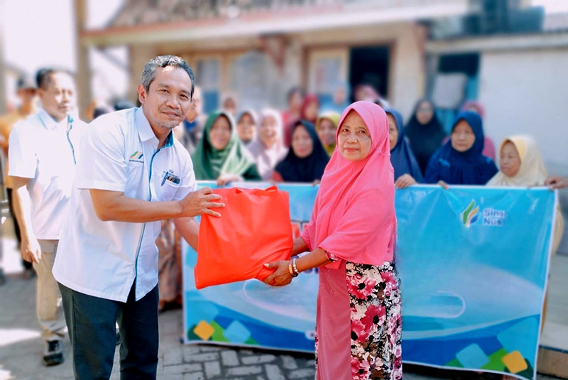 PEDULI: General Manager PG Assembagoes Mulyono menyerahkan paket sembako kepada warga di Desa Gudang, Kecamatan Asembagus, Selasa (9/7) lau.