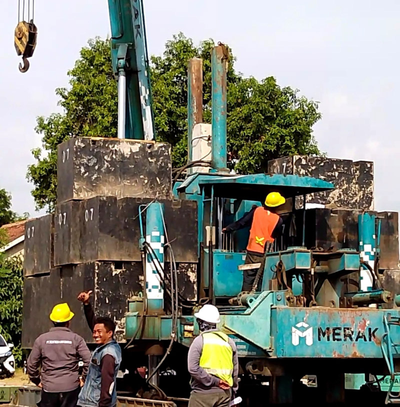 Alat berat dikerahkan untuk memasang beton paku bumi Hotel San Situbondo di Desa Sumberkolak, Kecamatan Panarukan, Rabu (10/7).