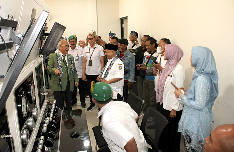 LAUNCHING: Bupati Situbondo Karna Suswandi meninjau alat khusus terapi oksigen hiperbarik di RSAR, Kelurahan Patokan, Kecamatan Kota, Rabu (10/7).