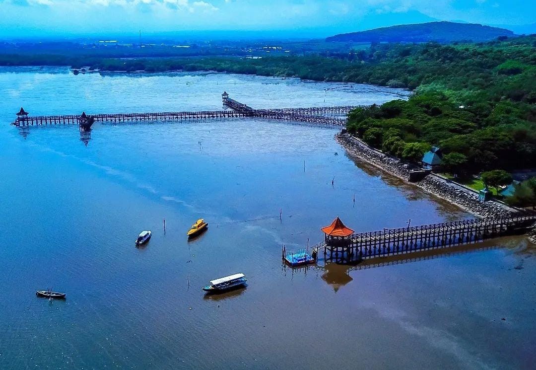 Pantai Bentar dari atas ketinggian.