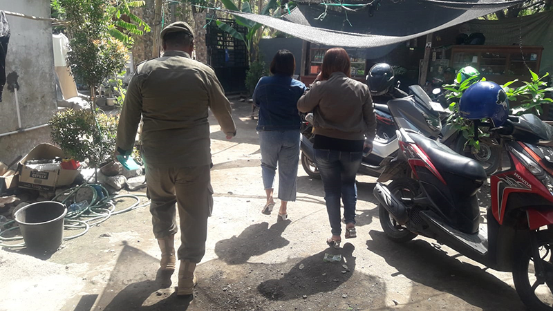 PATROLI: Petugas Satpol-PP Situbondo merazia rumah yang diduga jadi tempat prostitusi di eks lokalisasi GS, Desa Kotakan, Kecamatan Kota, Kamis (11/7).