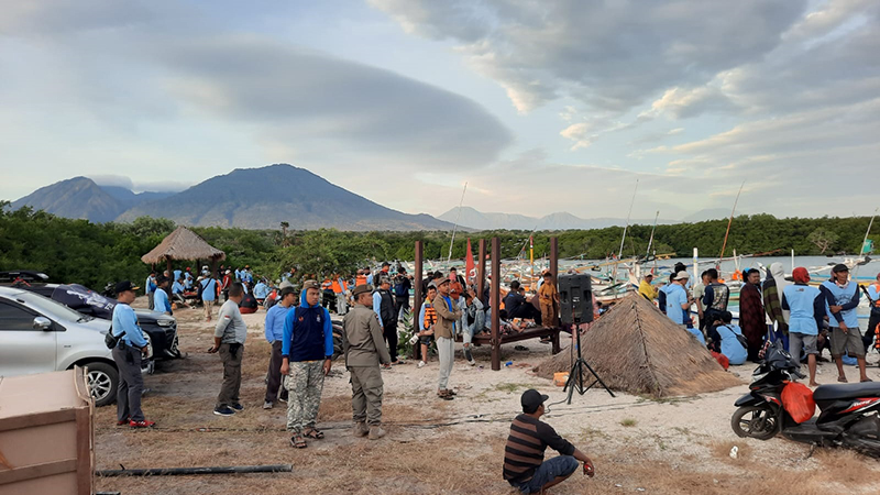 PENUH SESAK: Suasana pantai sijile ramai pengunjung di Taman Nasional Baluran, Desa Sumberwaru, Kecamatan Banyuputih, Situbondo.