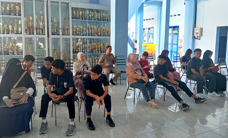 RAPI: Para pelajar duduk sambil menunggu giliran saat mendaftar di SMAN 1 Situbondo, Kelurahan Patokan, Kecamatan Kota, belum lama ini.