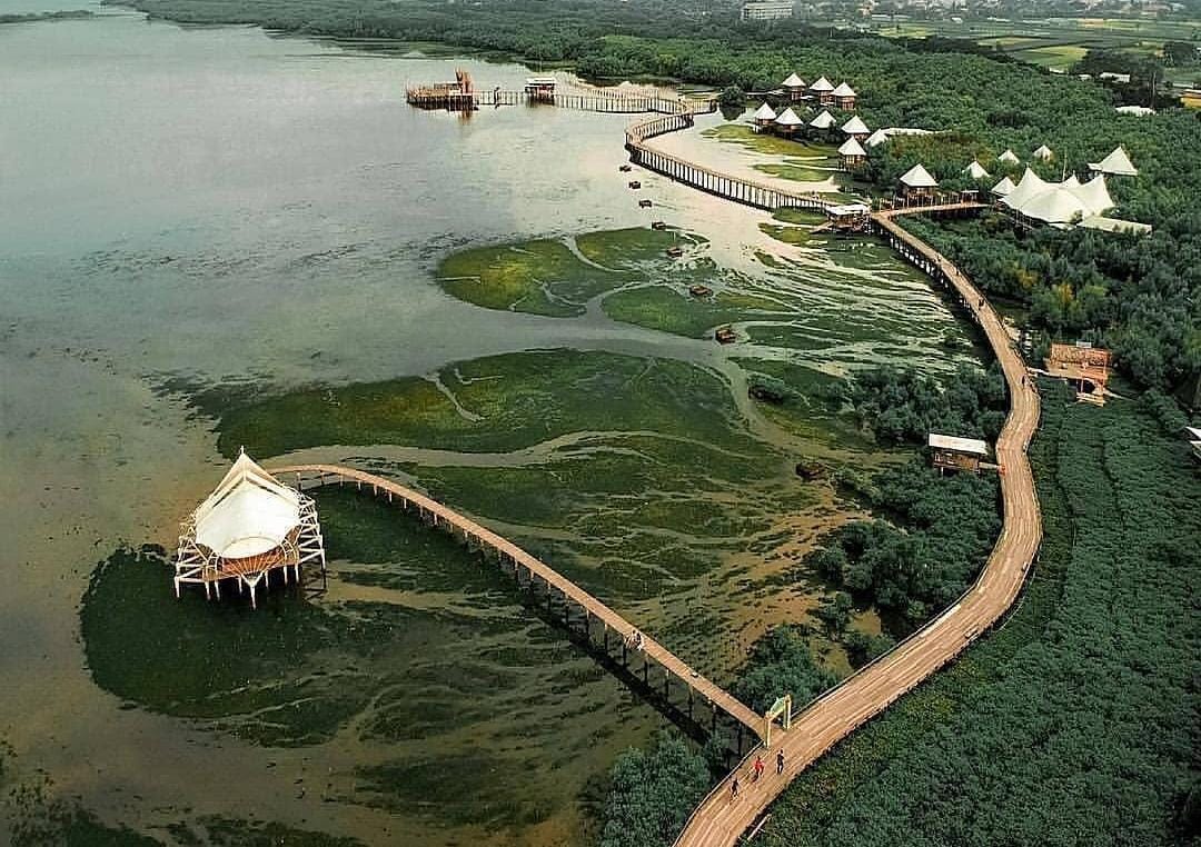 Pantai Bentar Probolinggo dari ketinggian.