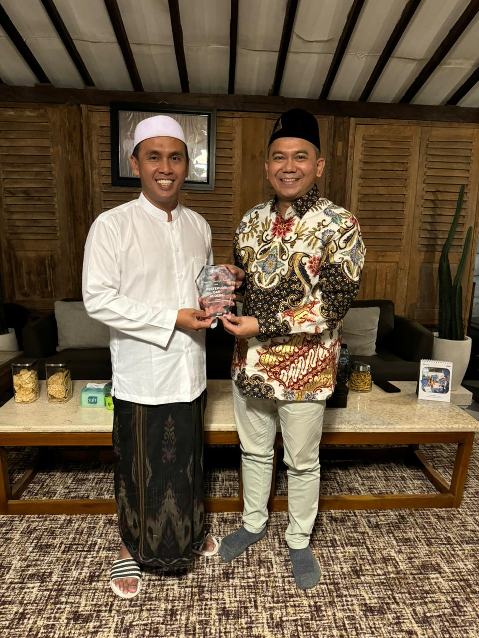 CEO Promedia Teknologi Indonesia Agus Sulistriyono bersama Rektor Universitas KH Mukhtar Syafa