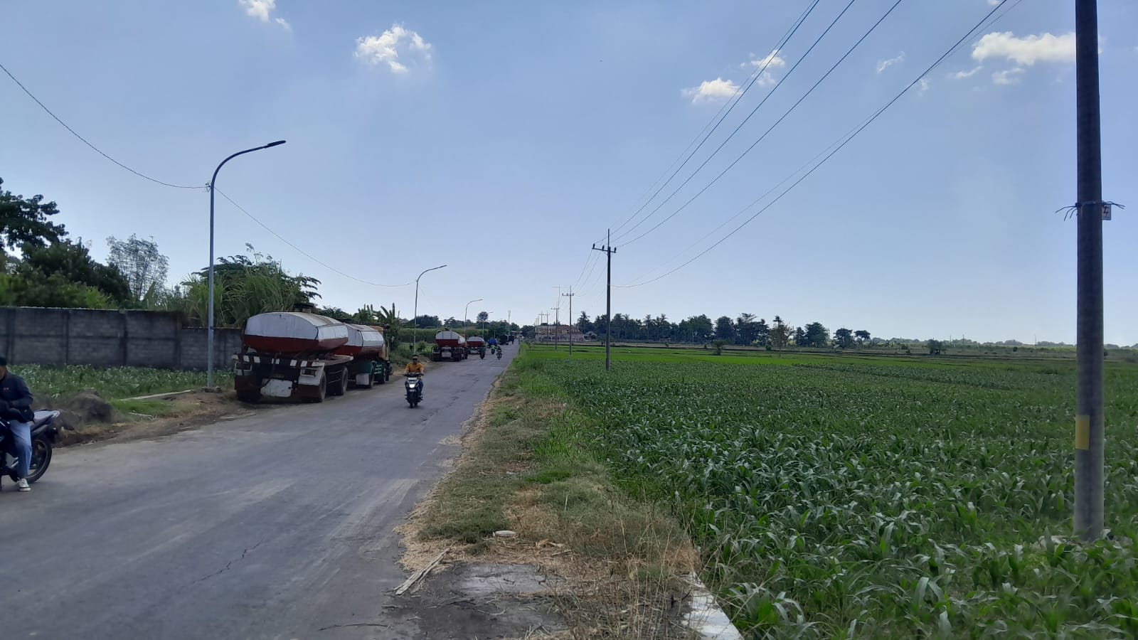 BIKIN RESAH: Sejumlah truk berjejer di sepanjang jalan lingakr utara (JLU) Desa Wringinanom, Kecamatan Panarukan, Situbondo, Jumat lalu (12/7).