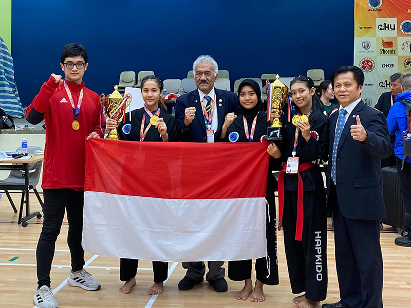 BIKIN BANGGA: Widy Ulung Setya Mukti & Luisa Evina Clairine meraih medali emas di kelas Hosinsul freestyle.
