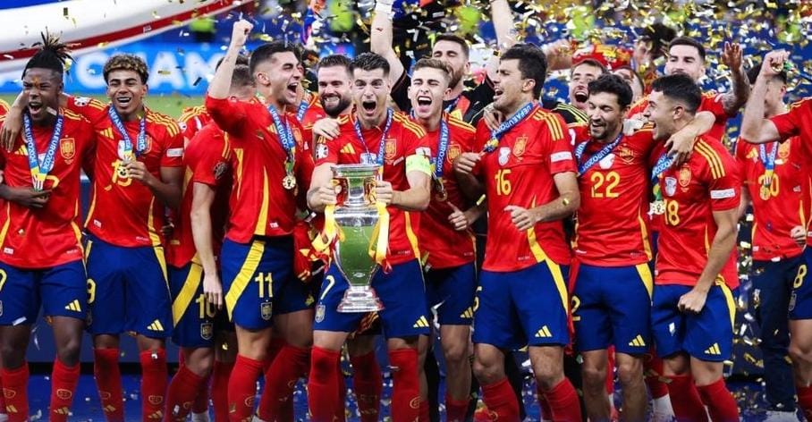 Spanyol saat merayakan gelar juara.