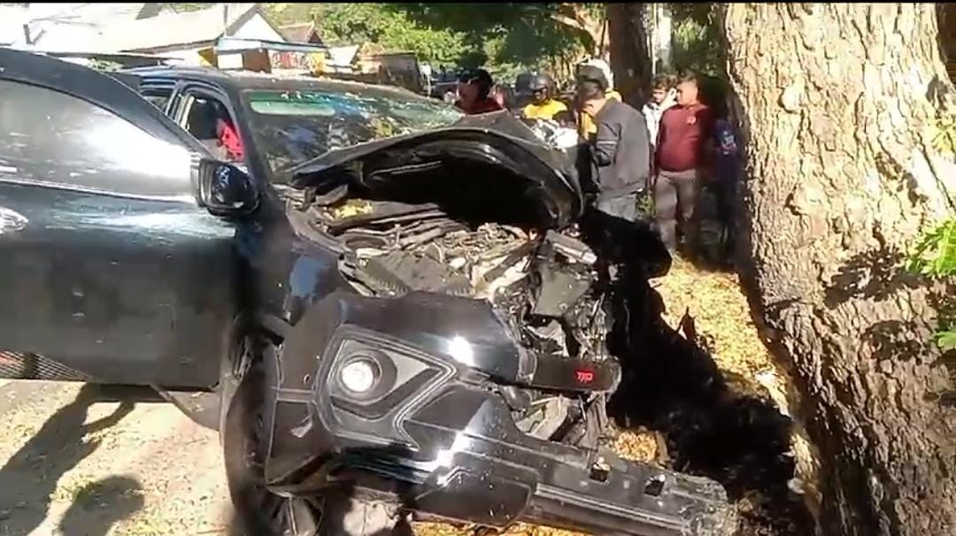 Kondisi mobil yang mengalami kecelakaan di Jalur Pantura Situbondo.