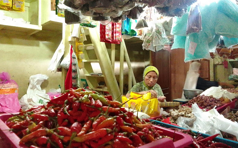 MENUMPUK: Pedagang di pasar tradisional Mimbaan Baru menjual cabai rawit, Kelurahan Mimbaan, Kecamatan Panji, Situbondo, Senin (15/7).
