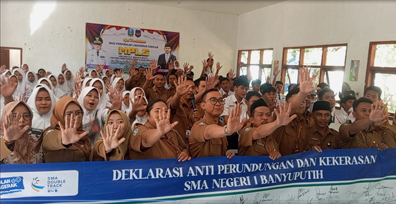 STOP BULLIYING: Jajaran guru dan calon siswa baru SMAN 1 Banyuputih (SMANBA) mengangkat tangan simbol anti perundungan, bertempat di aula sekolah, Senin (15/7).