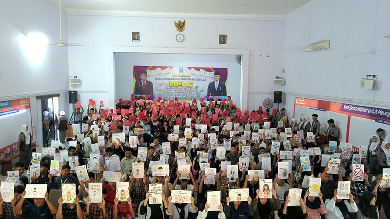 TAHUN AJARAN BARU: Ratusan siswa baru menunjukkan gambar stop bullying di aula SMADA, Kelurahan Patokan, Situbondo, Senin (15/7).