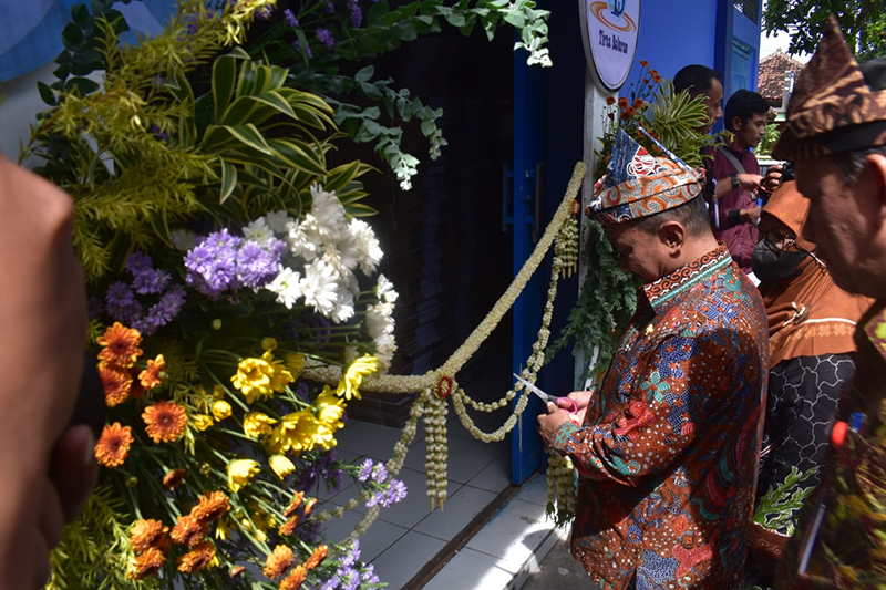 PERESMIAN AMDK: Bupati Situbondo Drs Karna Suswandi memotong pita simbol peresmian AMDK Tirta Baluran, di Kantor Perumda Situbondo, belum lama ini.