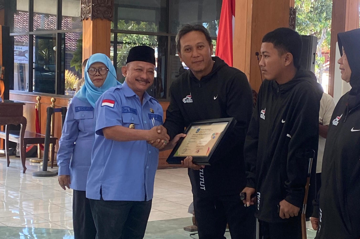 Atlet Difabel Situbondo saat mendapat penghargaan.