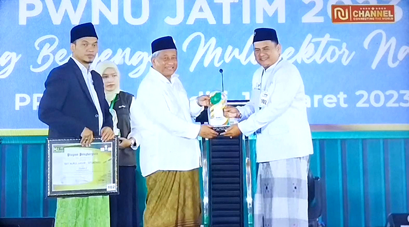 MEMBANGGAKAN: Kepala SDIT Nurul Anshar Sutipyo, S.Pd.,M.Pd menerima penghargaan dari pengurus PWNU Jawa Timur di Ponpes Lirboyo, Kediri, beberapa waktu lalu.