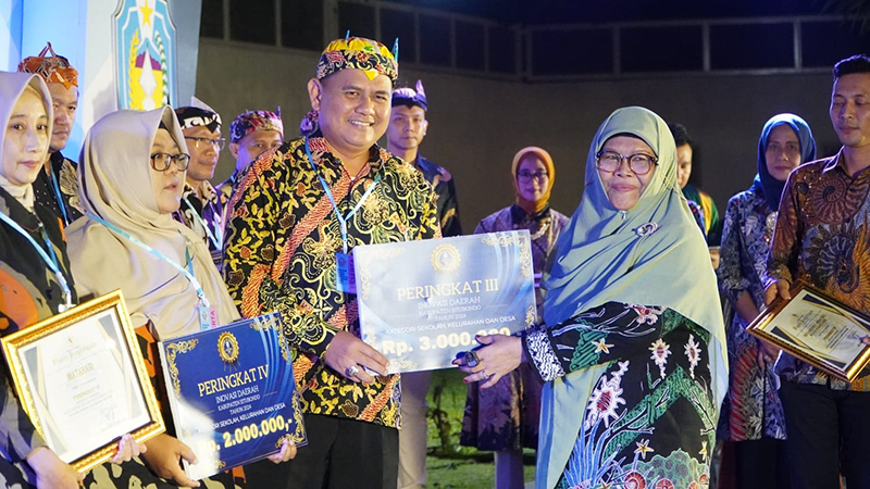 INOVATIF: Kepala SDIT Nurul Anshor, Sutipyo, S.Pd.,M.Pd menerima penghargaan dari wakil Bupati Situbondo, Nyai. Hj. Khoirani di pelataran Pendapa Aryo Situbondo, belum lama ini.