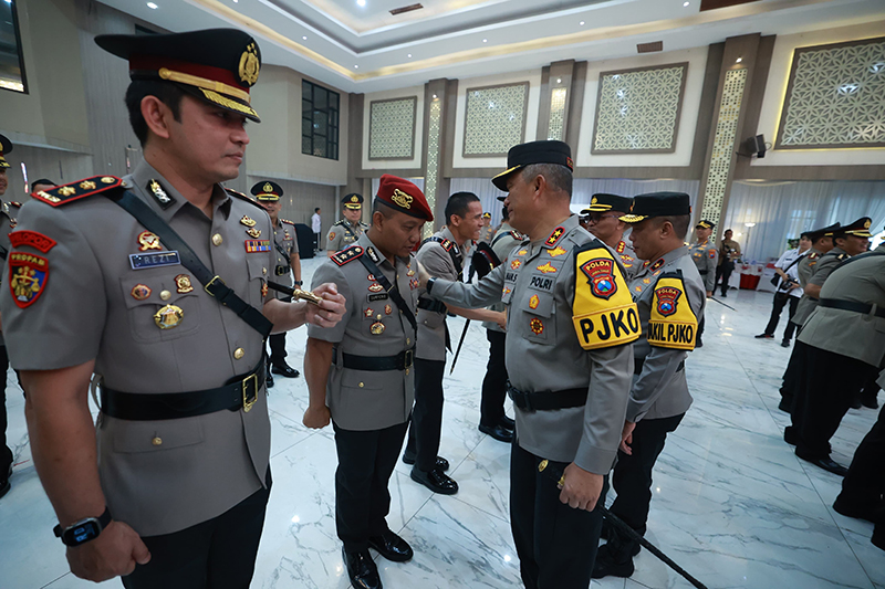 SERTIJAB: Dari kiri AKBP Rezi Dharmawan, mengikuti apel sertijab di Gedung Mahameru Mapolda Jawa Timur, Rabu (17/7).