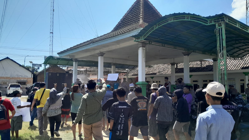 MEMANAS: Puluhan warga melangsungkan demo di Balai Desa Seletreng, Situbondo, Kamis (18/7).