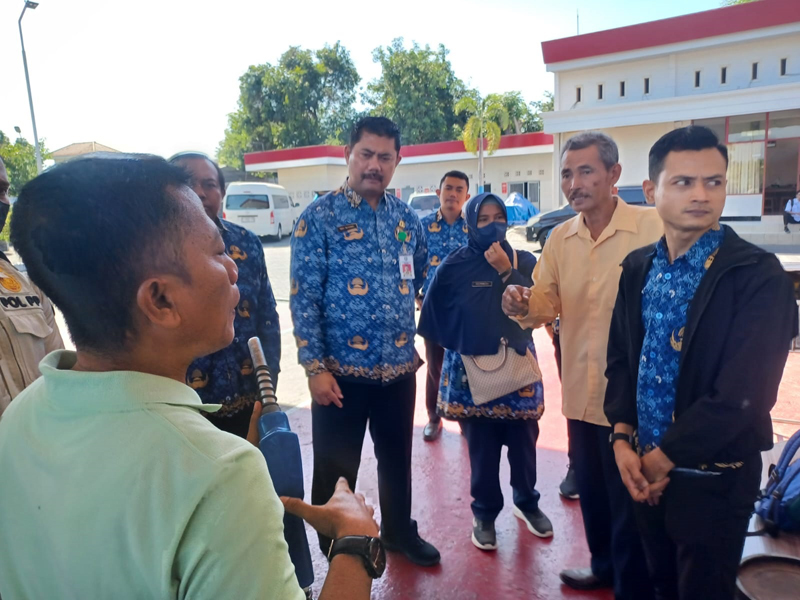 SIDAK: Jajaran Diskoperindag dan Satpol-PP Situbondo melakukan uji tera di SPBU Lingkungan Karangasem, Kelurahan Patokan, Rabu (17/7).