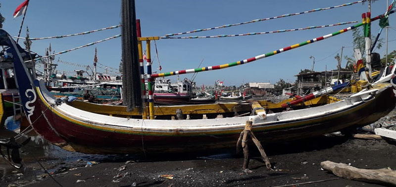 PARKIR: Perahu milik nelayan di Dusun Mimbo, Desa Sumberanyar, Kecamatan Banyuputih berjejer dipinggir pantai, Jumat (19/7).