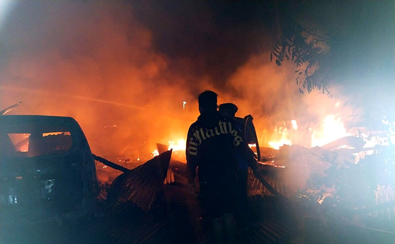 Petugas Damkar Situbondo, memadamkan si jago merah di rumah Rusna, Dusun Lugundang, Desa Talkandang, Kecamatan/ Kota Situbondo, Jumat (19/7) dini hari.