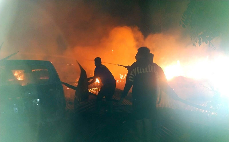 Petugas Damkar berjibaku memadamkan si jago merah di Dusun Lugundang, Desa Talkandang, Kecamatan/Kota Situbondo, Jumat (19/7).