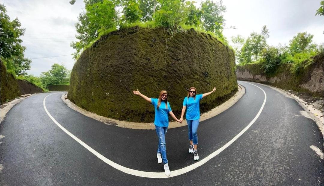 Pengunjung berfoto di wisata Botolinggo.