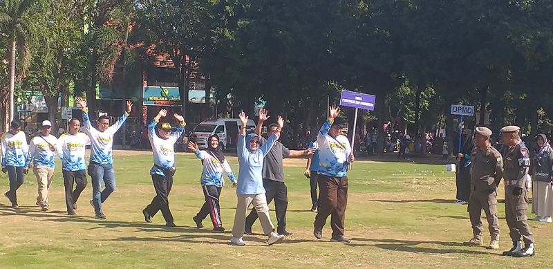 PERDANA: Jajaran Dinas Pendidikan dan Kebudayaan tampil bersama tim kebesaran setelah pelaksanaan apel di Alun-Alun Situbondo, Minggu (21/7).