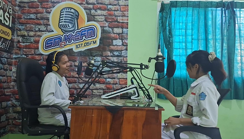 PRAKTEK: Sejumlah siswi saling berdialog dalam saat membuat podcast di SMKN 2 Situbondo, Desa Talkandang, Kecamatan Kota, belum lama ini.