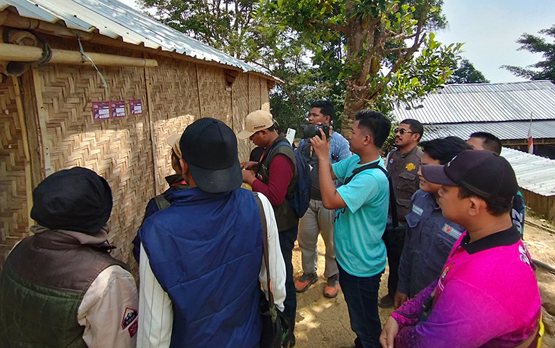 TAHAPAN PILKADA: Petugas pantarlih melakukan coklit di kepada warga di Desa Selowogo, Kecamatan Bungatan, Situbondo, beberapa waktu lalu.