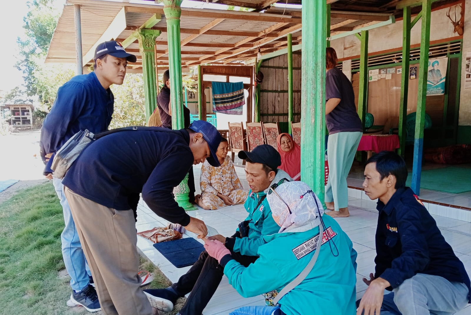 PENGAWASAN: Petugas PKD mengecek hasil coklit data pemilih di rumah warga Desa Jatisari, Kecamatan Arjasa, belum lama  ini.