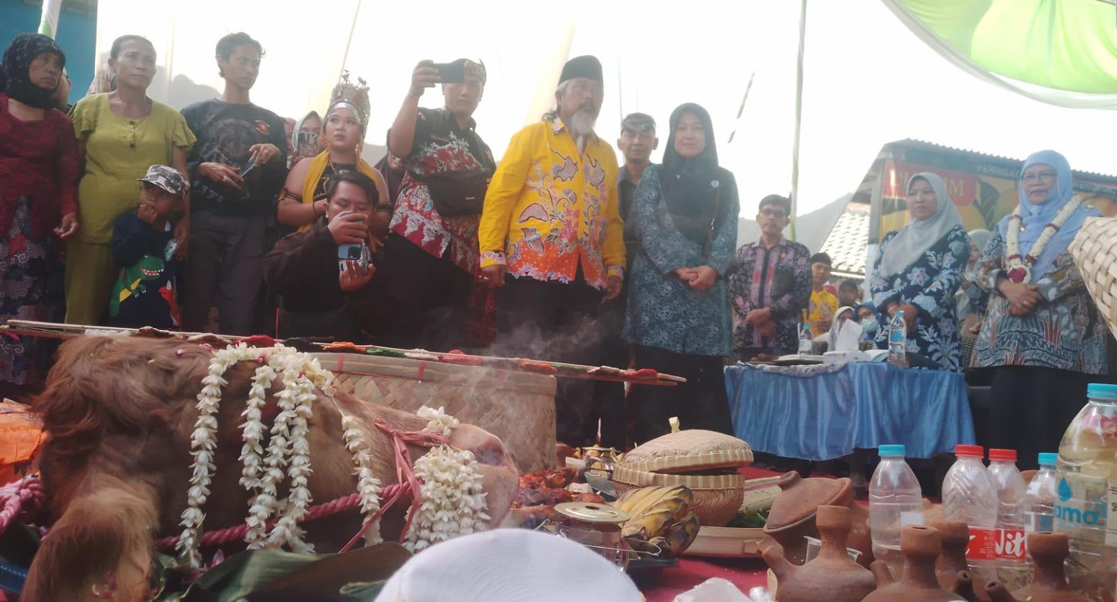 LARUNG SAJI: Nelayan di Desa Sumberanyar, Kecamatan Banyuputih dan Pemerintah Kabupaten Situbondo berdoa bersama sebelum melepas larung sesaji ke tengah laut, Kamis  (25/7).