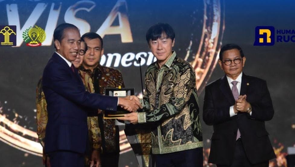 Penyerahan Golden Visa dari Jokowi ke Shin Tae-yong.