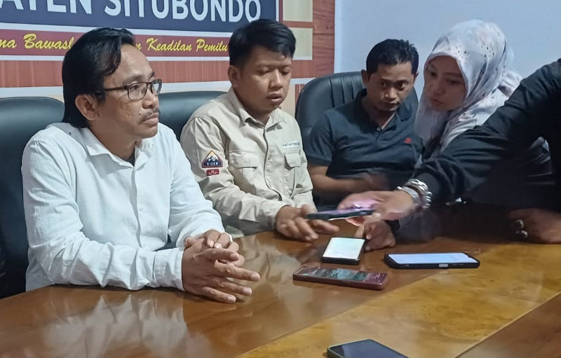 Komisoner Bawaslu Situbondo menyampaikan hasil pengawasan kepada wartawan di ruang media center kantor Bawaslu, Kelurahan Patokan, Kecamatan Kota, Jumat (26/7).