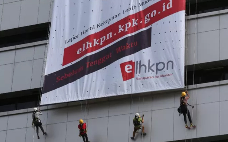 Sejumlah atlet panjat tebing nasional di antaranya Andriko, Abdul Kasim, Hendrawan dan Riki Kiswani membentangkan spanduk raksasa berisi imbauan laporan e-LHKPN, di kantor KPK Jakarta.