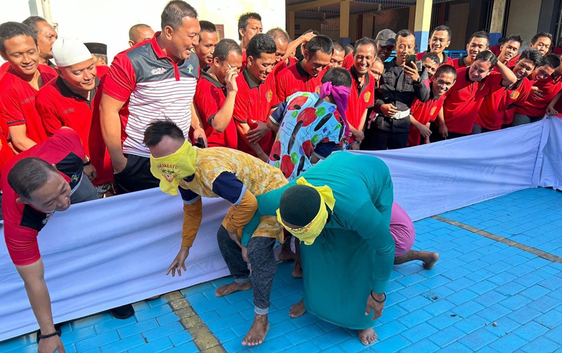MERIAH: Puluhan Warga Binaan Pemsyarakatan (WBP) rumah tahanan (Rutan) kelas IIB Situbondo, menyakasikan pertandingan tangkap ayam dengan mata tertutup, Jumat (26/7).