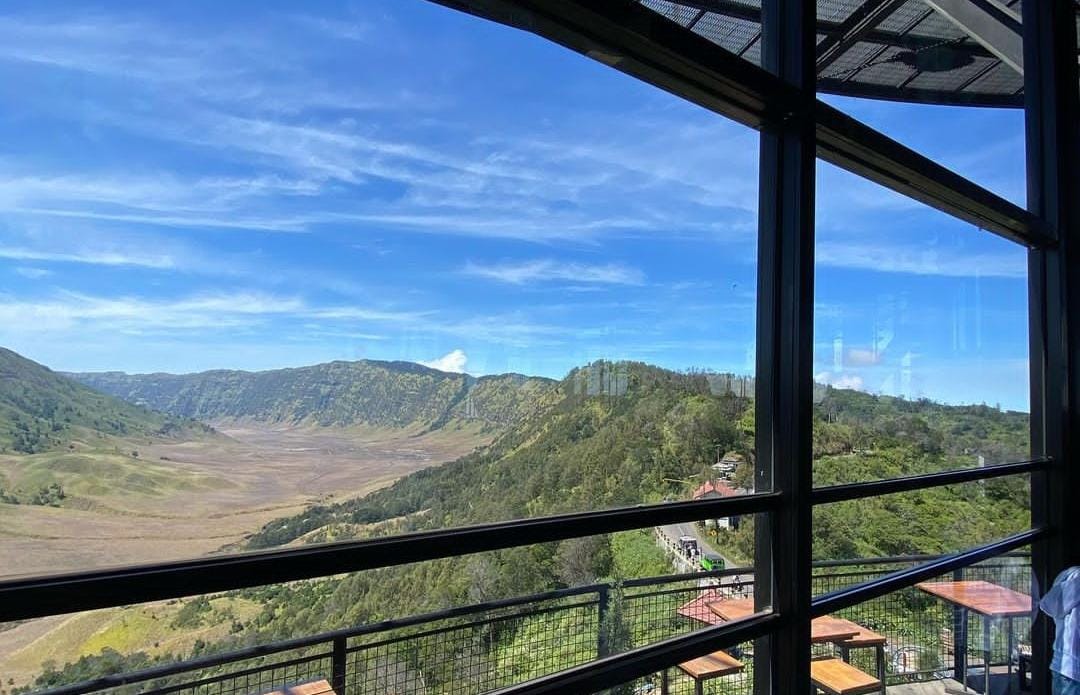 Cafe Bromo Ahillside.