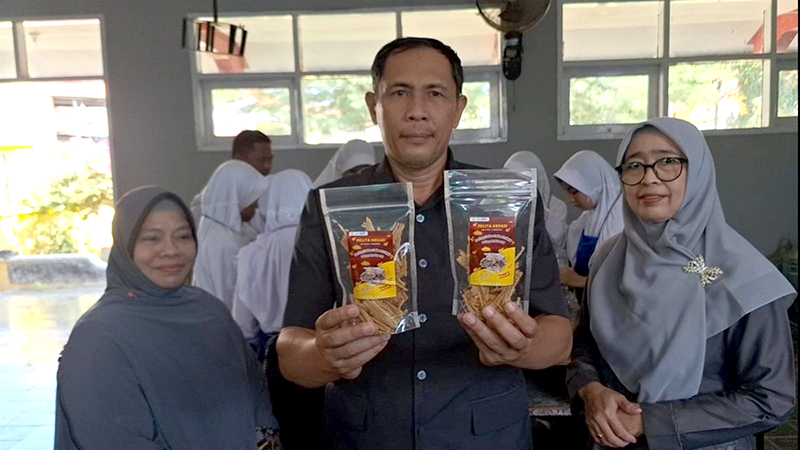 KREASI SISWA: Kepala SMPN 1 Panarukan Dwi Sukwantoro, M.Pd menunjukkan makanan hasil olahan siswa SMPN 1 Panarukan, belum lama ini.