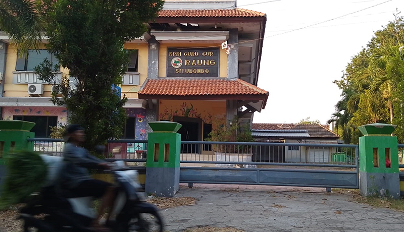 TAMPAK DEPAN: Gedung koperasi KPRI guru-guru Raung di Desa Olean, Kecamatan Kota masih aktif. Sedangkan ratusan koperasi lain tutup, Minggu (28/7).