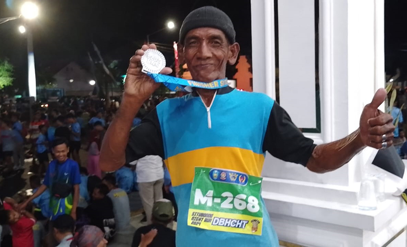 BERHASIL: Sahar menunjukkan medali yang didapatkan di alun-alun Situbondo, Sabtu (27/7).