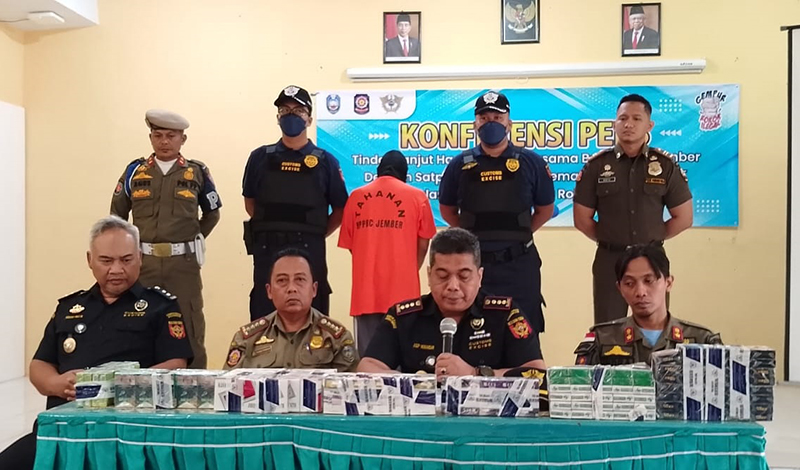 Ketua Bea Cukai Jember, Kepala Kantor Bea Cukai Jember, Asep Munandar (tengah) bersama perwakilan Satpol-PP menunjukkan rokok ilegal di Kantor Satpol-PP Situbondo, Senin (29/7).